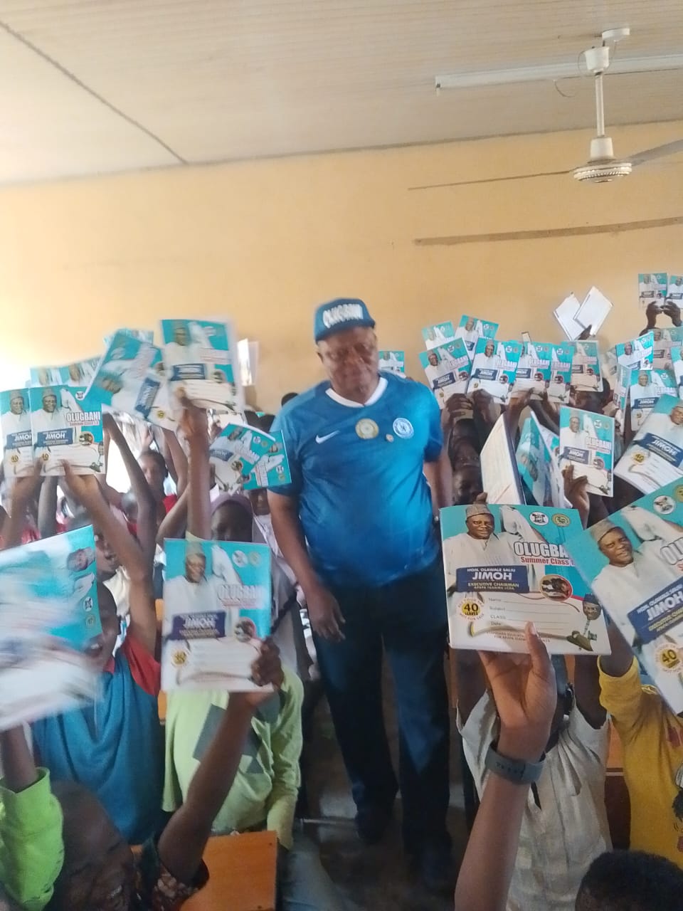 Science Students At University Level, Distributes Exercise Books To Over 1,000 Students, Pupils Science Students At University Level, Distributes Exercise Books To Over 1,000 Students, Pupils