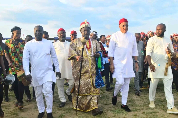 Umuopara Clan Honours Mayor Enwereuzo With Vote Of Confidence On  Service Delivery