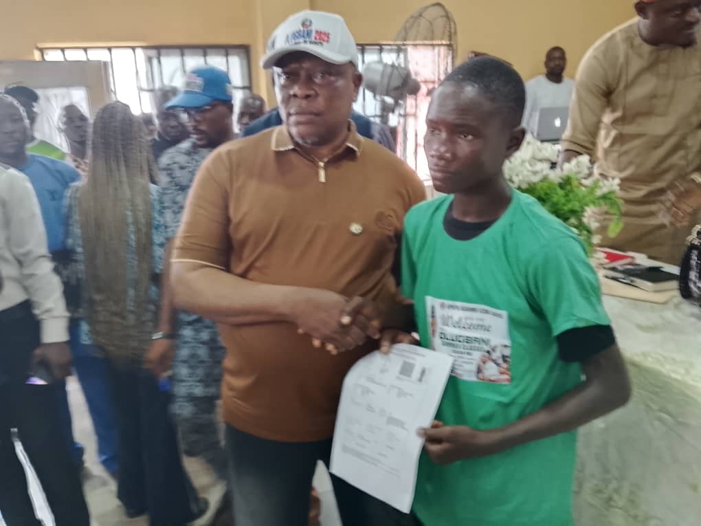 Apapa Iganmu LG Boss Distributes 100 Free GCE Forms To Indigent Students