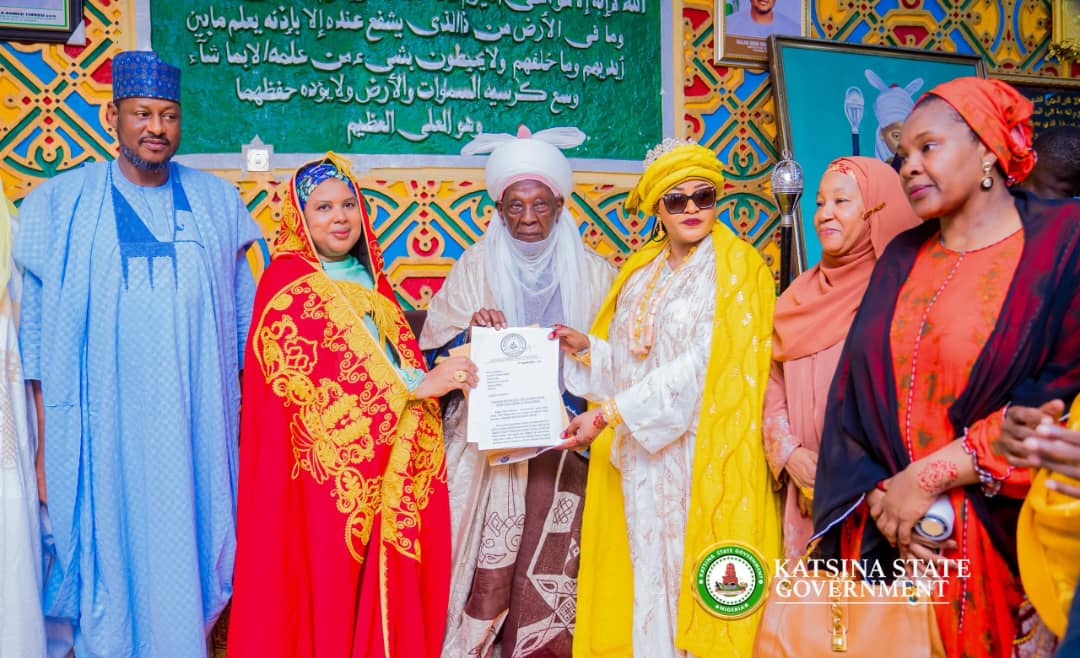 Emir Of Daura Turbans Katsina’s First Lady  As First Jagaban Matan Hausa Emir Of Daura Turbans Katsina’s First Lady  As First Jagaban Matan Hausa